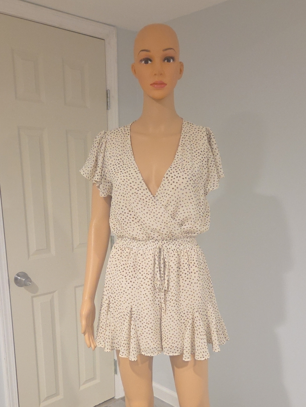 Cream Polka Dot Tie-Waist Mini Romper with Flutter Sleeves